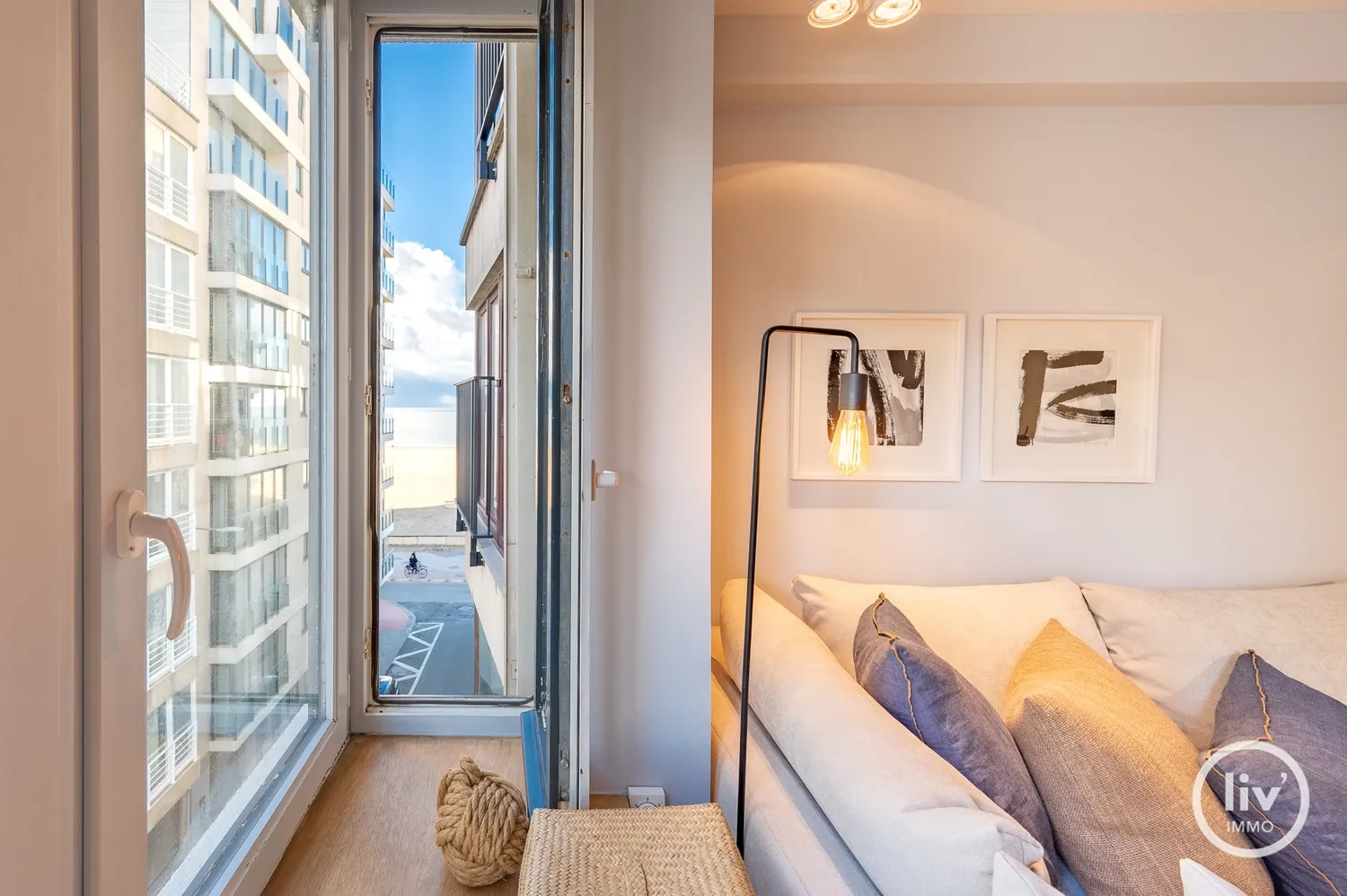 Recent gerenoveerd 2 slaapkamerappartement met zijdelings zeezicht te Duinbergen gelegen.