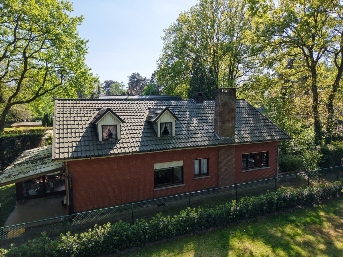 Ruime gezinswoning met 4 slaapkamers in het groene Hertebos 