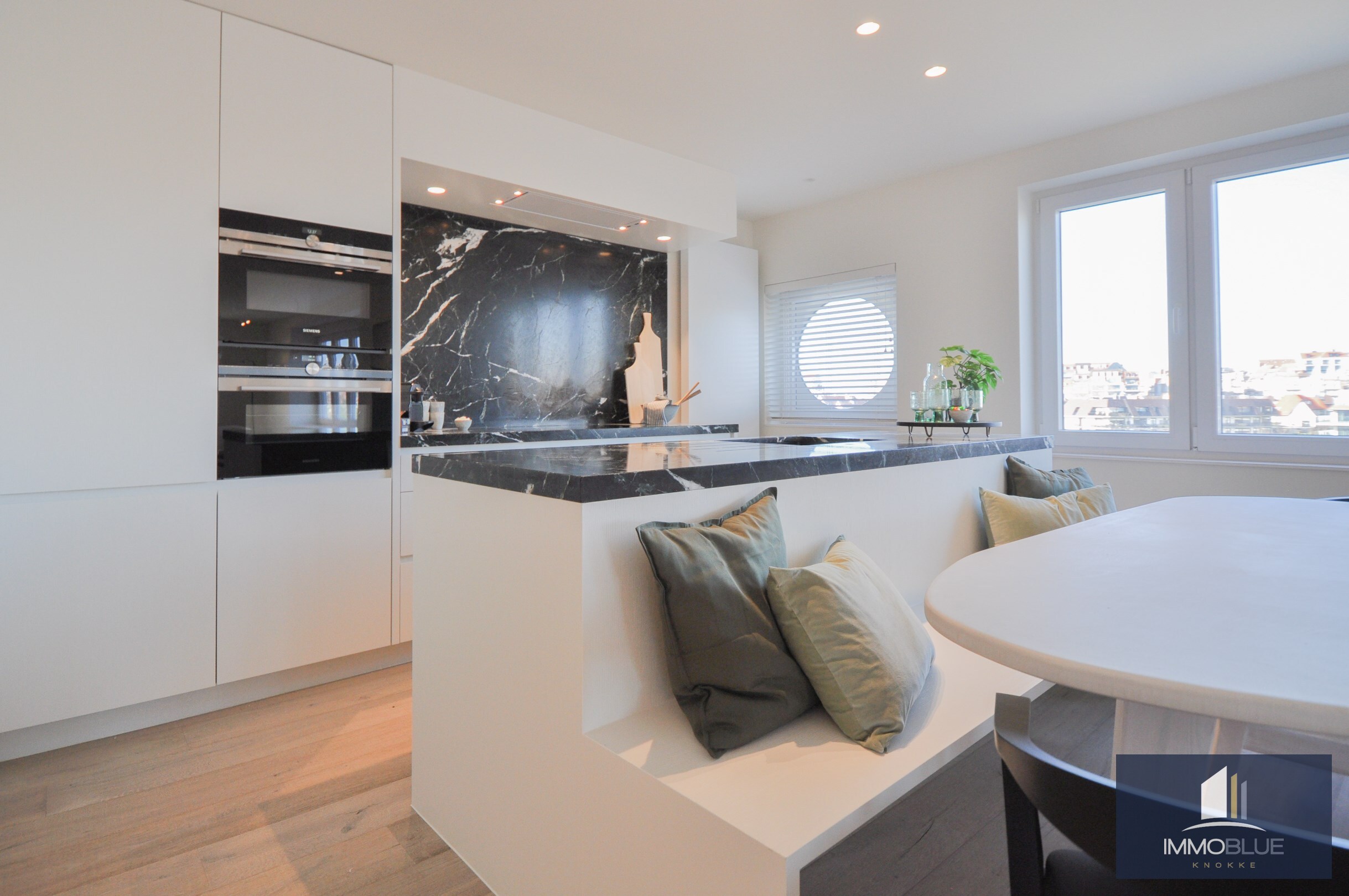 Appartement enti&#232;rement r&#233;nov&#233; et situ&#233; au calme, offrant une vue magnifique sur le Zegemeer. 
