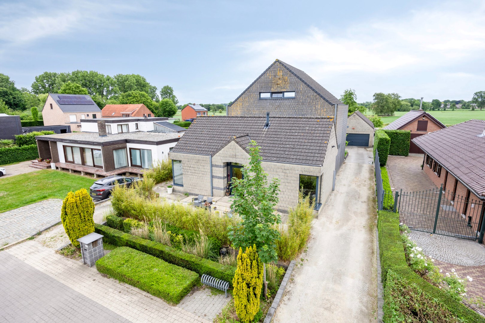 Villa met praktijkruimte op perceel van 1.817m&#178; te Geel 