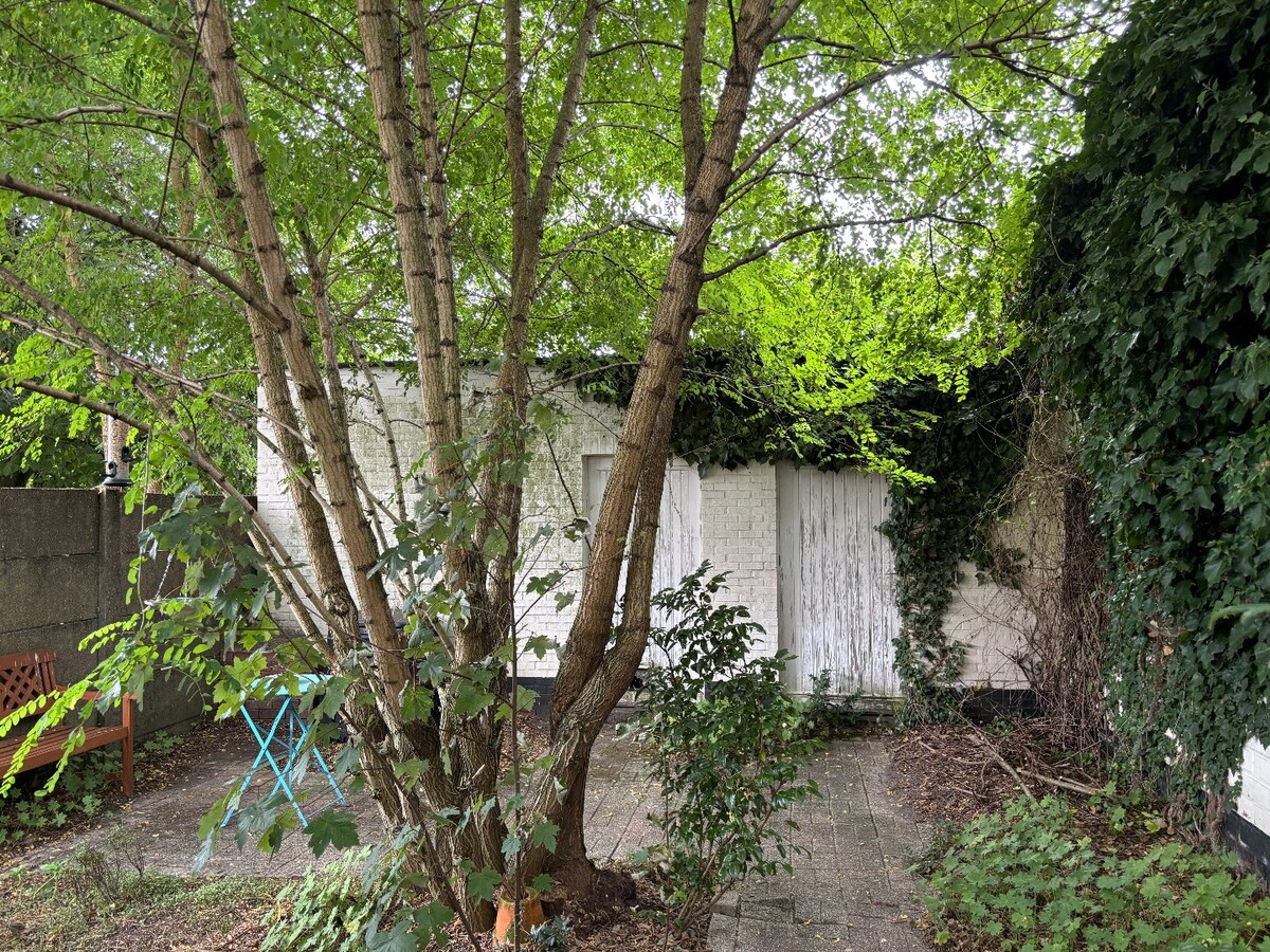 Woning in het centrum van Sint-Antonius op een perceel van 210 m&#178; met Zuid-tuin en ruime berging ca 30 m&#178; 