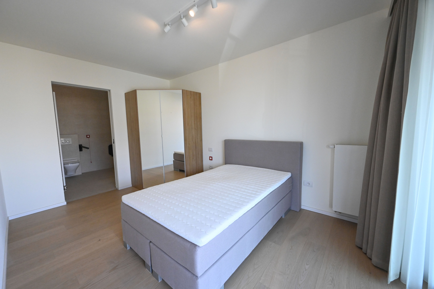 ONGEMEUBELD: SERVICEFLAT: Lichtrijk 1-slaapkamer appartement nabij de Konings &amp; Lippenslaan in de Residentie Cypres. 