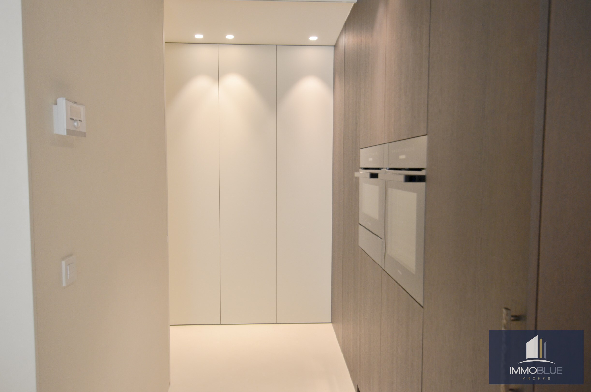Uitzonderlijk ,tijdloos volledig gerenoveerd appartement met een open zicht . 