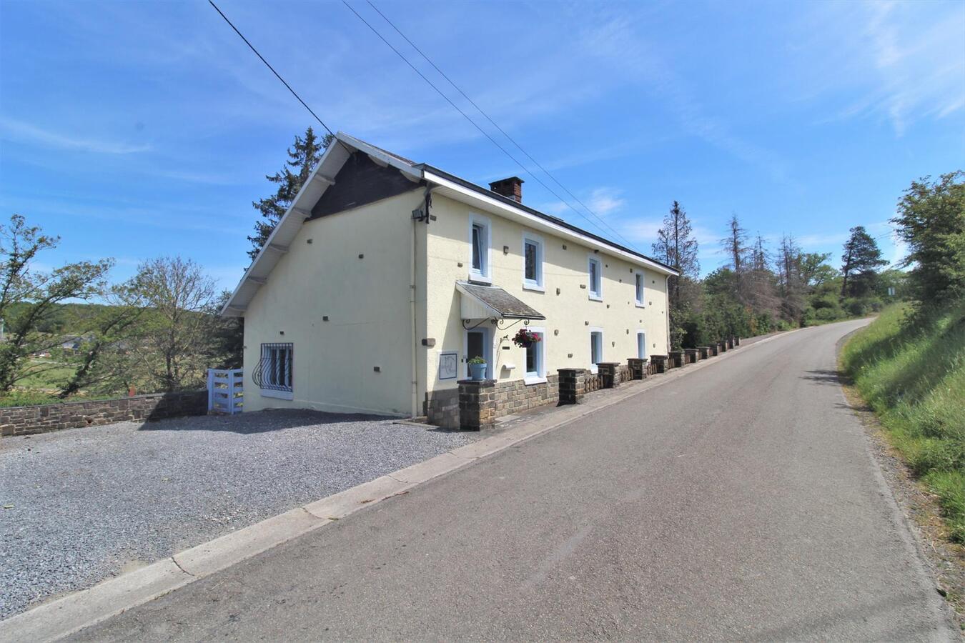 EN OPTION - Habitation avec &#233;curie, piste ext&#233;rieure et terrain sur environ 76a &#224; Somme-Leuze (Namur) 