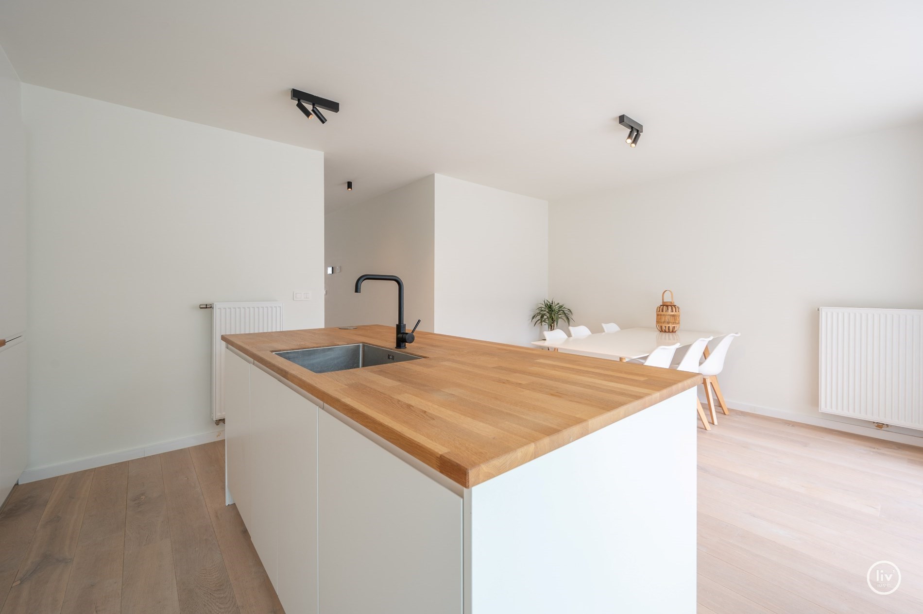 Prachtig, ruime en tevens r&#233;cente triplex (199 m2) in een zijstraat van de lippenslaan vlakbij de zeedijk te Knokke. 