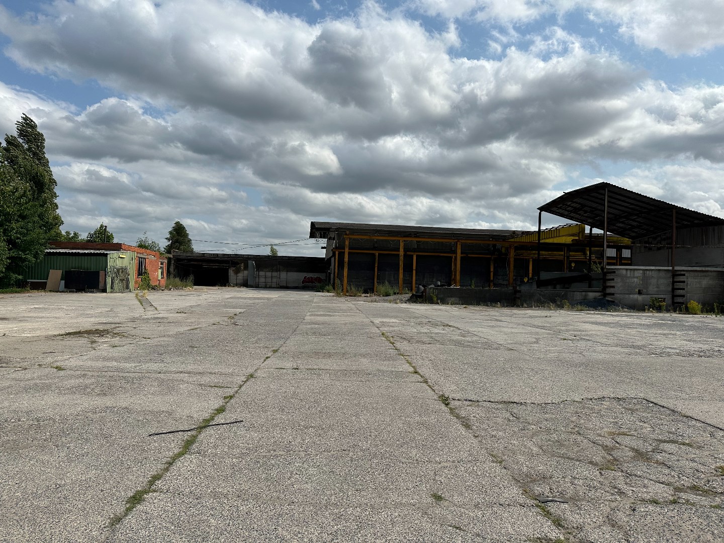 Industri&#235;le hangar met een open ruimte in Waregem. 