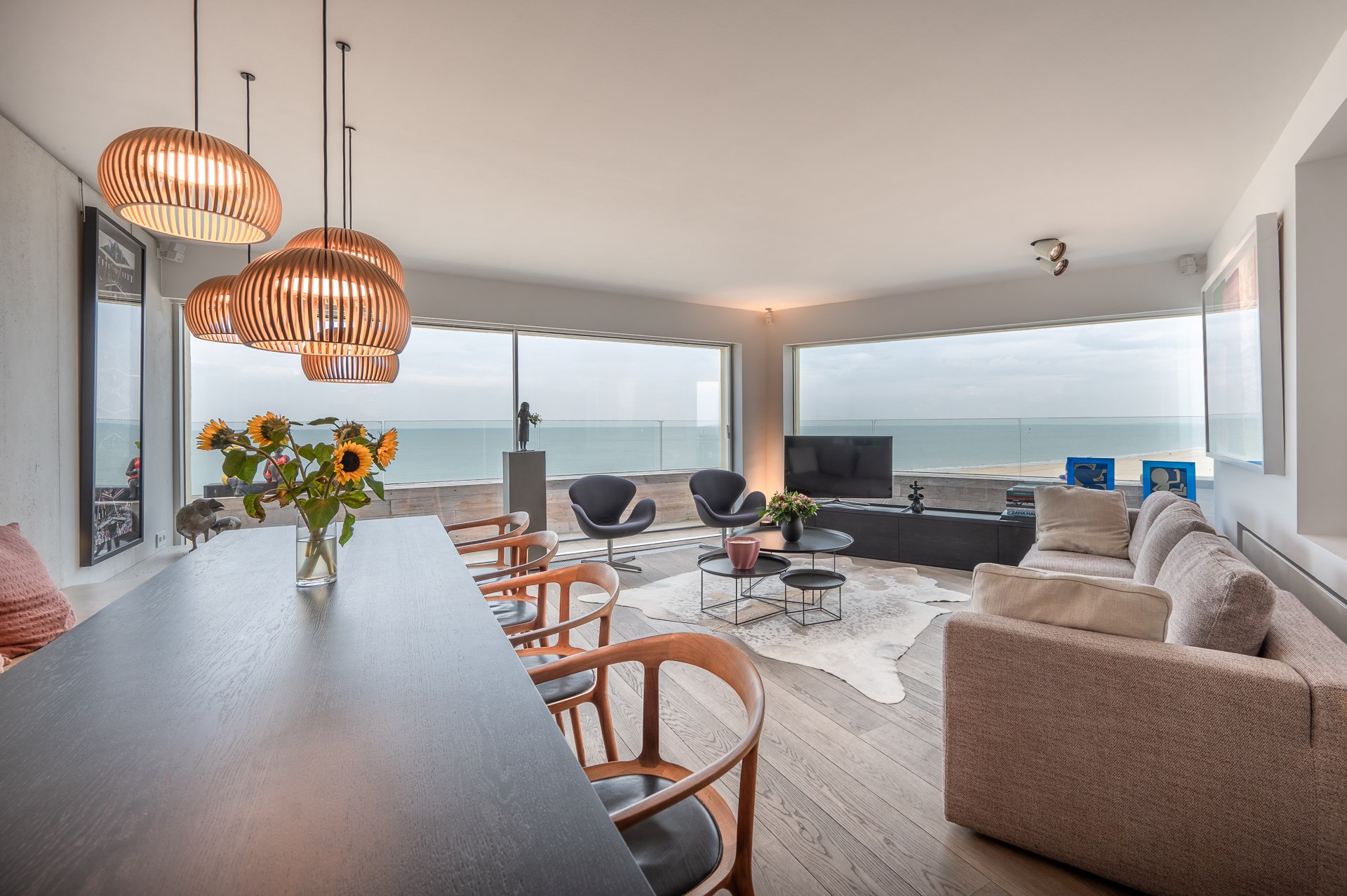 Luxe hoekappartement met panoramisch zeezicht en royale terrassen 