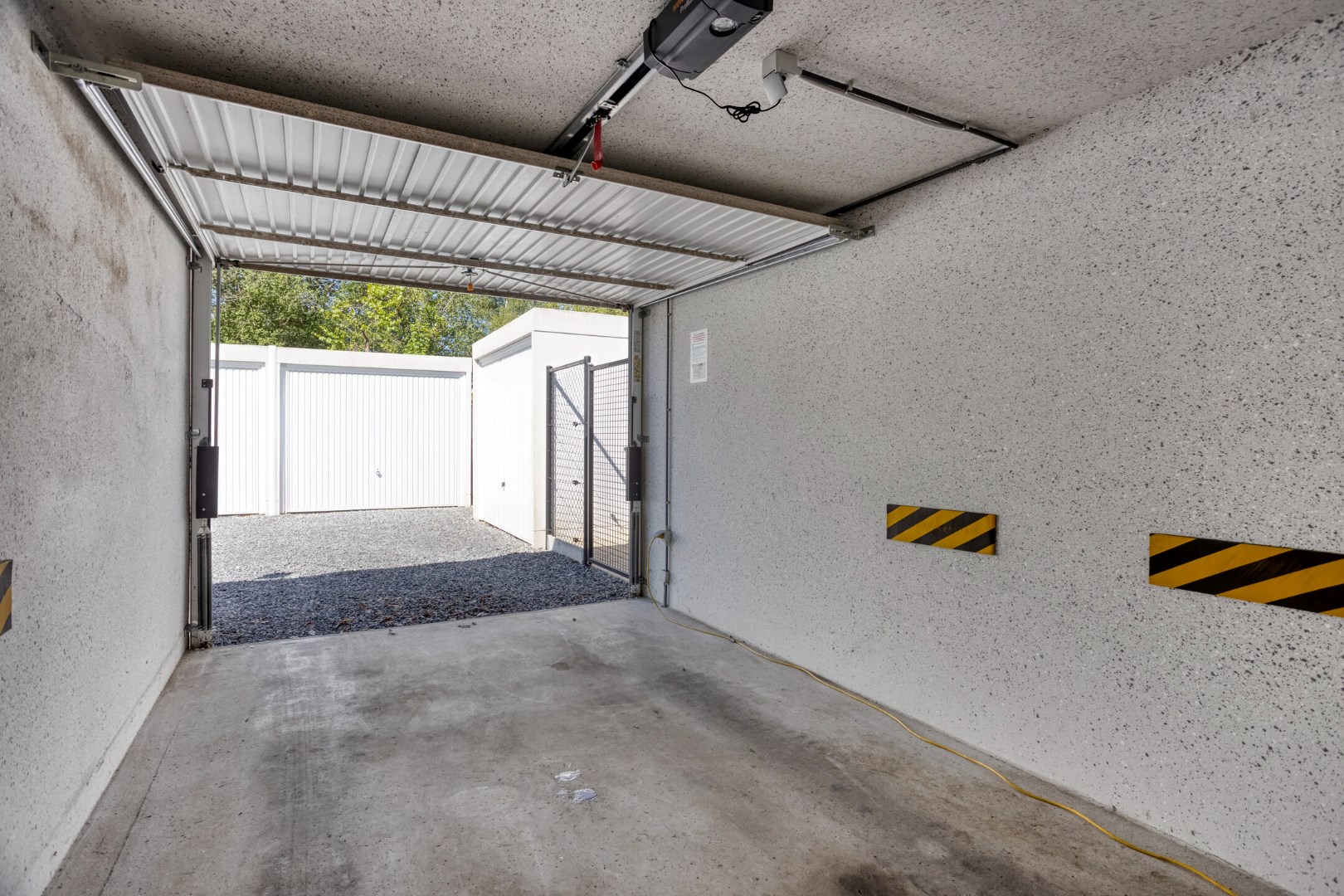 Energiezuinig gelijkvloers 2 slpk. appartement met 2 garages en staanplaats in Leopoldsburg 