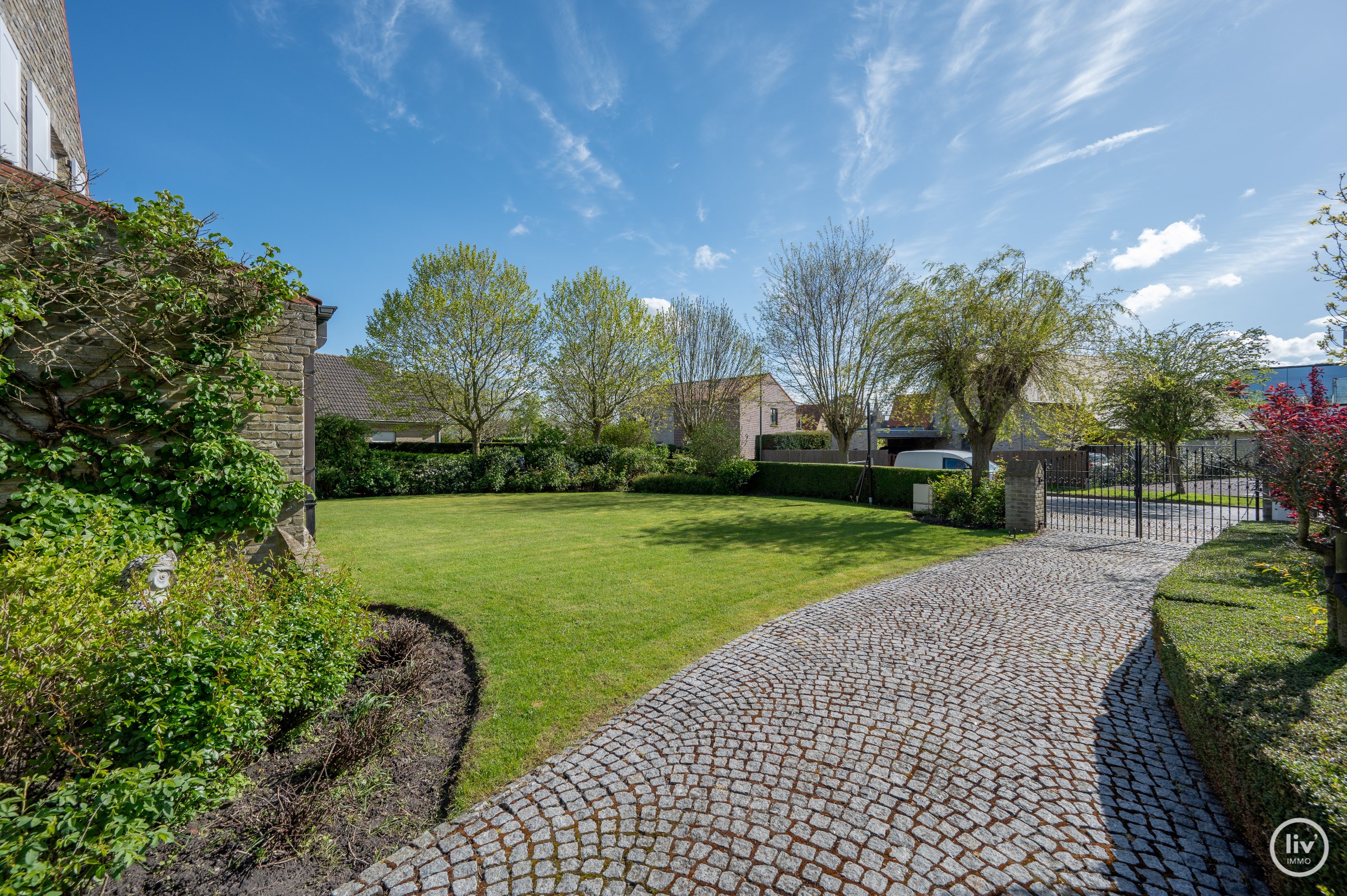 Prachtige villa, gelegen op een groot perceel van 1365 m2 in een residenti&#235;le villawijk op fietsafstand van het centrum van Knokke. 