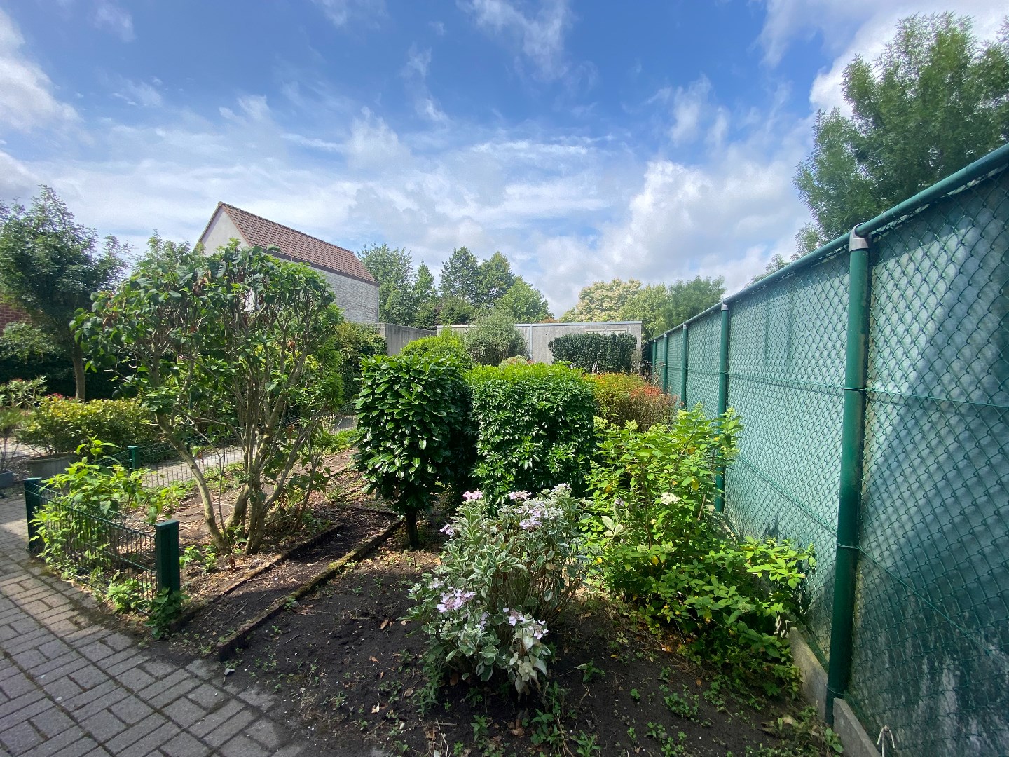 Geliijkvloers appartement met garage en tuin in het centrum van Sint-Eloois-Vijve 
