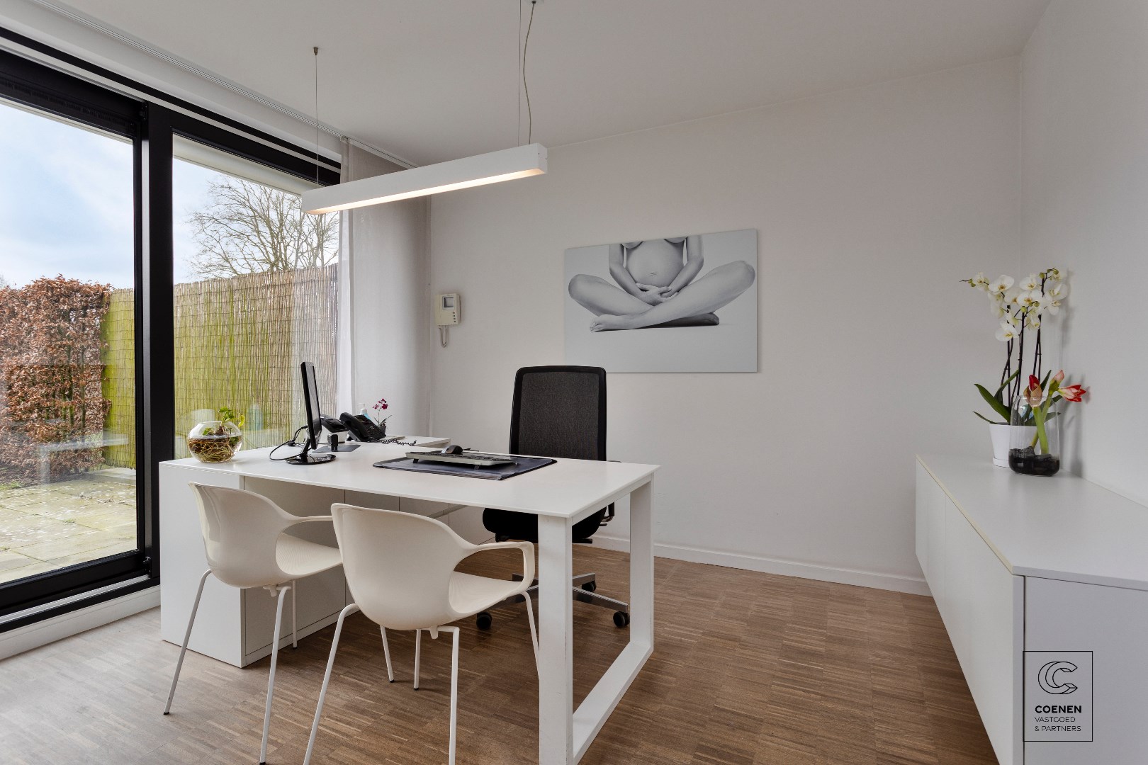 Knappe functionele praktijkruimte/kantoor met tuin + 4 staanplaatsen! 