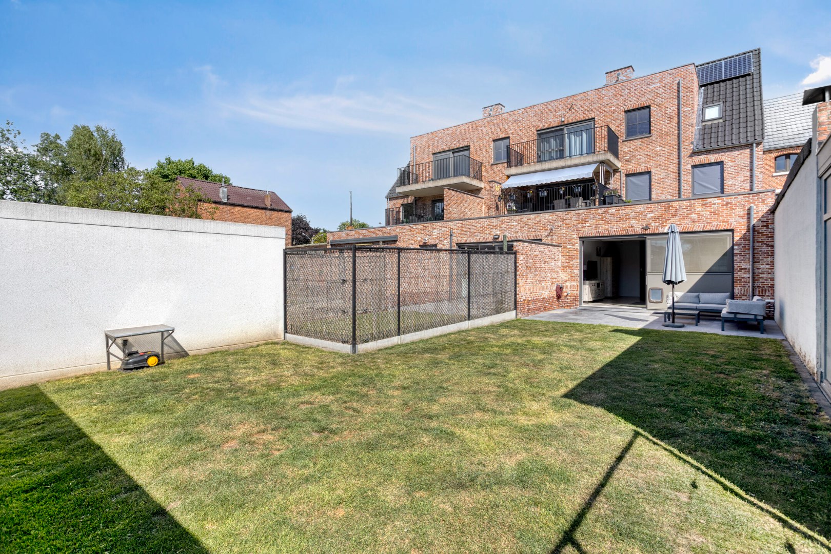 Energiezuinig gelijkvloers 2 slpk. appartement met 2 garages en staanplaats in Leopoldsburg 