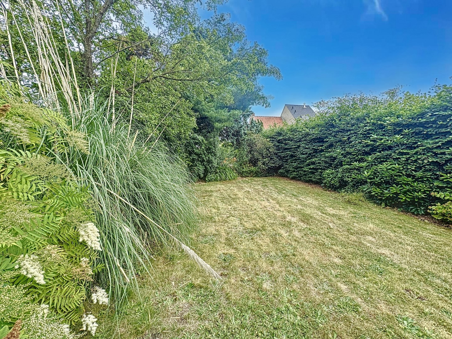 Te renoveren woning op afgesloten perceel van 936m&#178; 