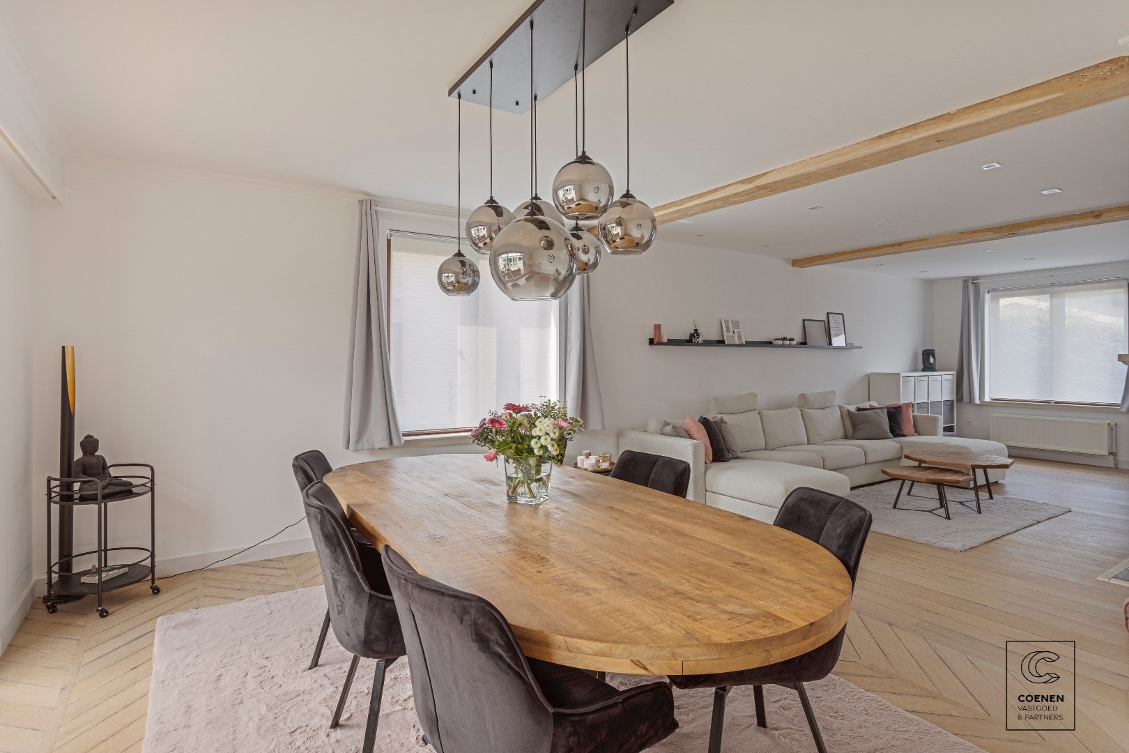 Prachtige gezinswoning (bew. opp. 315 m&#178;)  met 3 slaapkamers  op een knap perceel van 1115 m&#178; aan weiden, wandel- en fietspaden. 