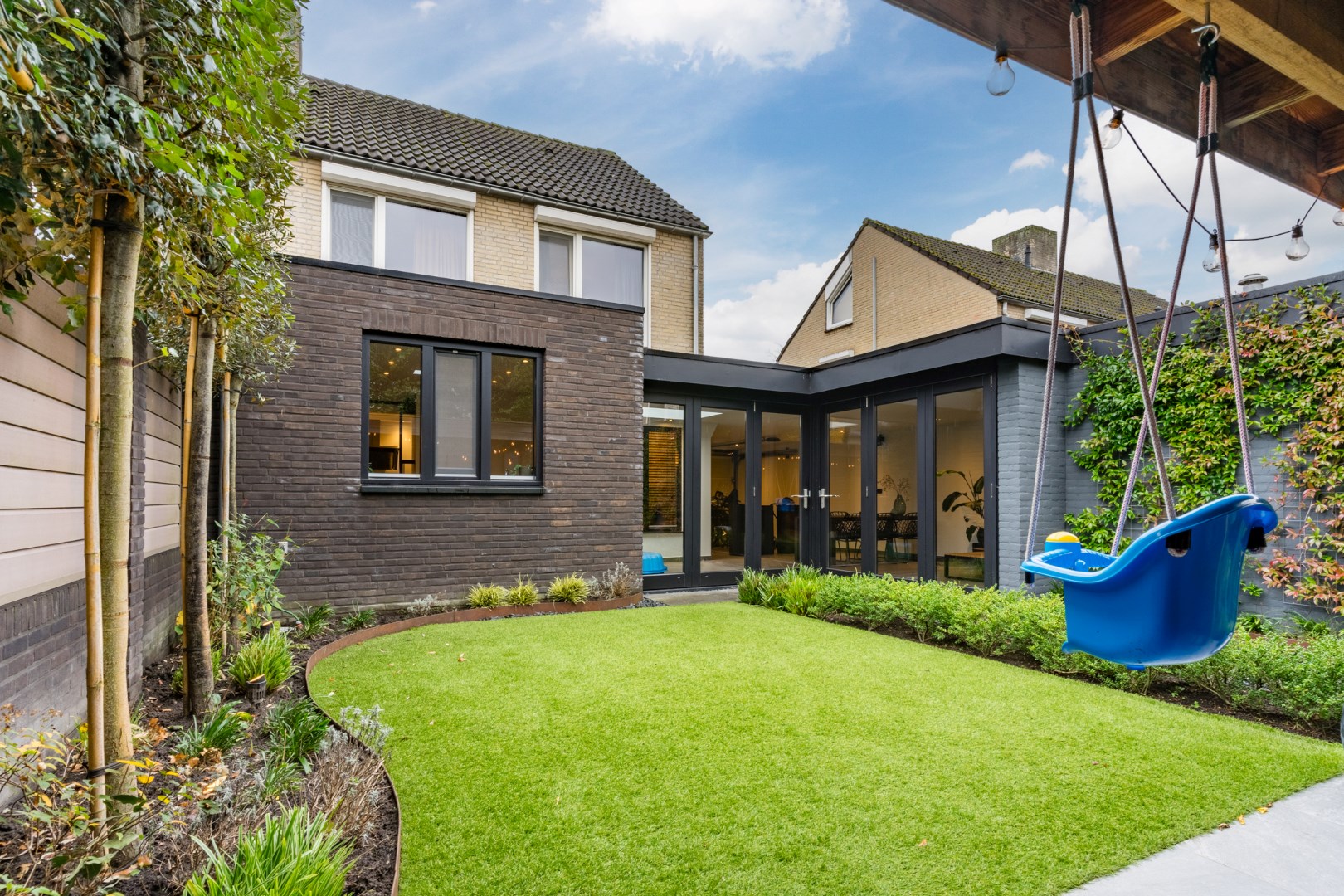 Moderne tweekapper met garage / berging, tuin en tuinkamer gelegen in een rustige kindvriendelijke  woonomgeving. Energielabel B. 