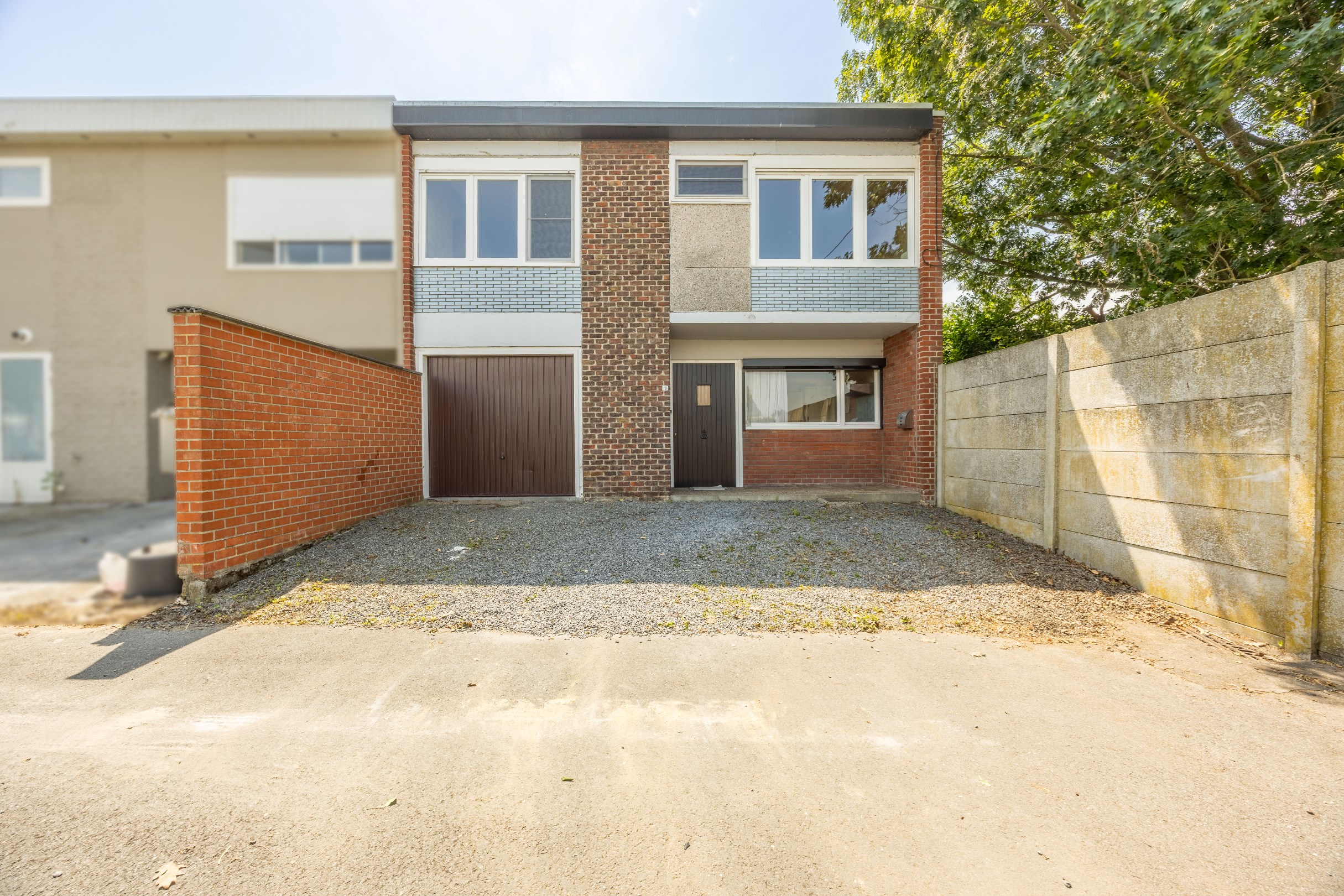 TE RENOVEREN WONING MET GARAGE 
