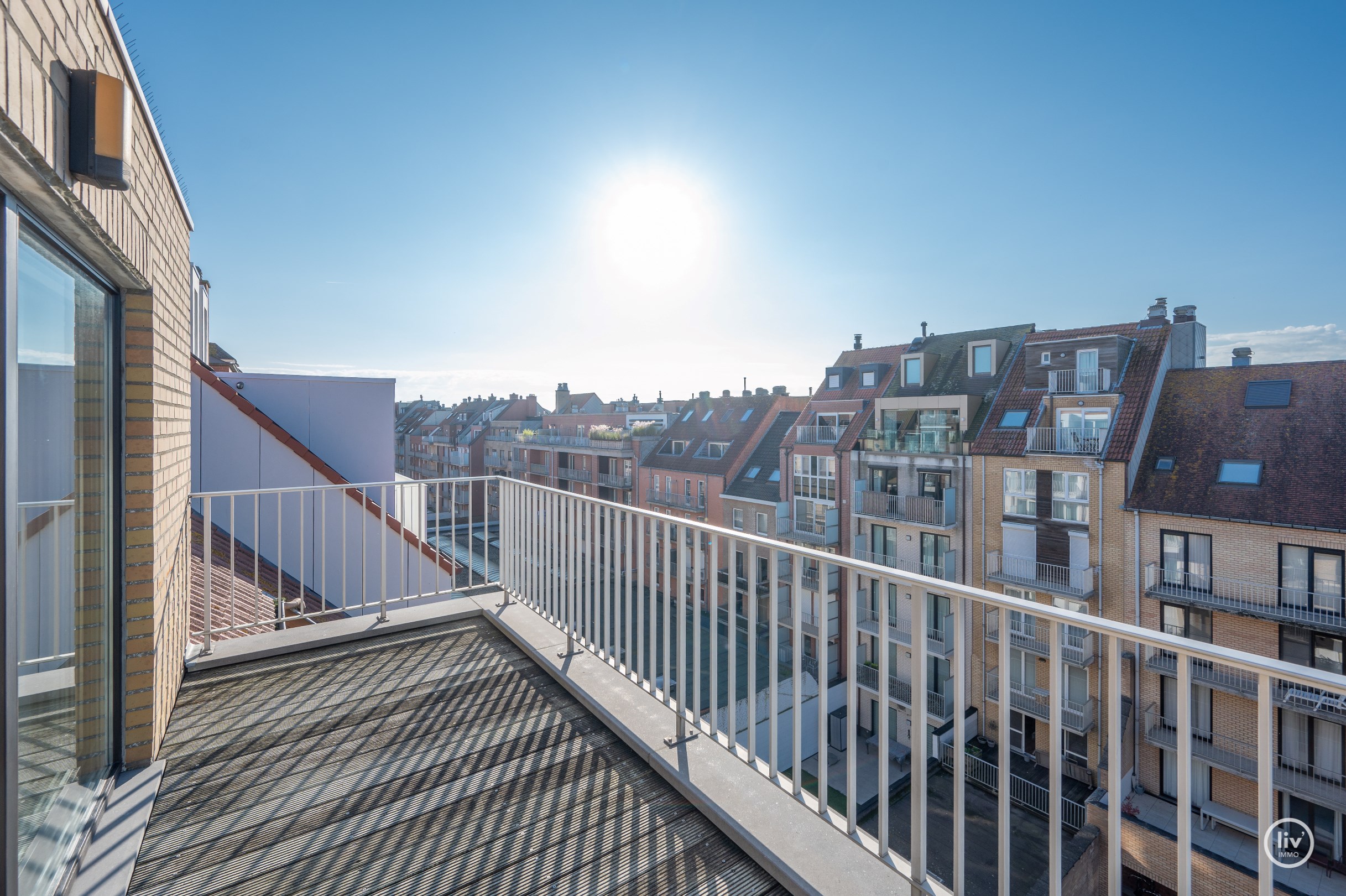 Agr&#233;able duplex rafra&#238;chissant avec de belles terrasses, situ&#233; au centre de l&#39;avenue L&#233;opold &#224; Knokke. 