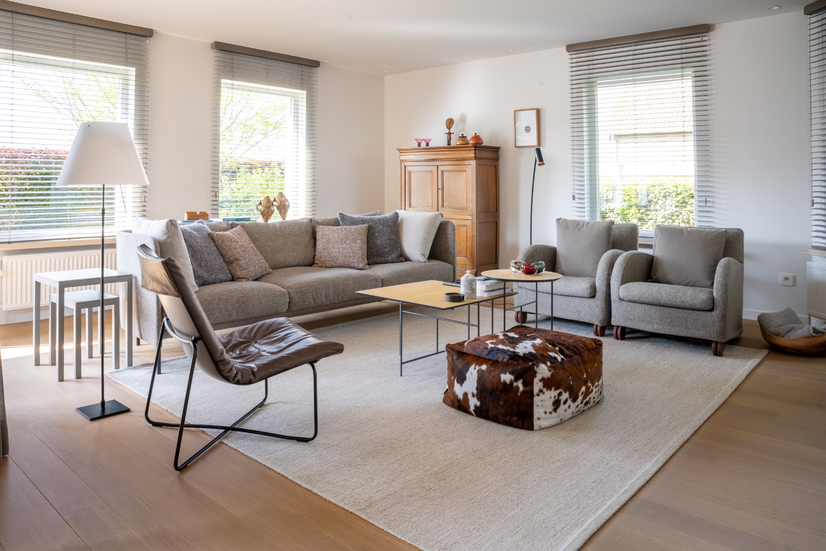 Gezellige living met massieve houten vloer 