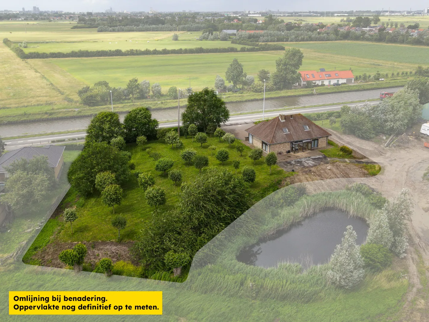 Alleenstaande villa op 2966 m² langs het kanaal Plassendale - Nieuwpoort