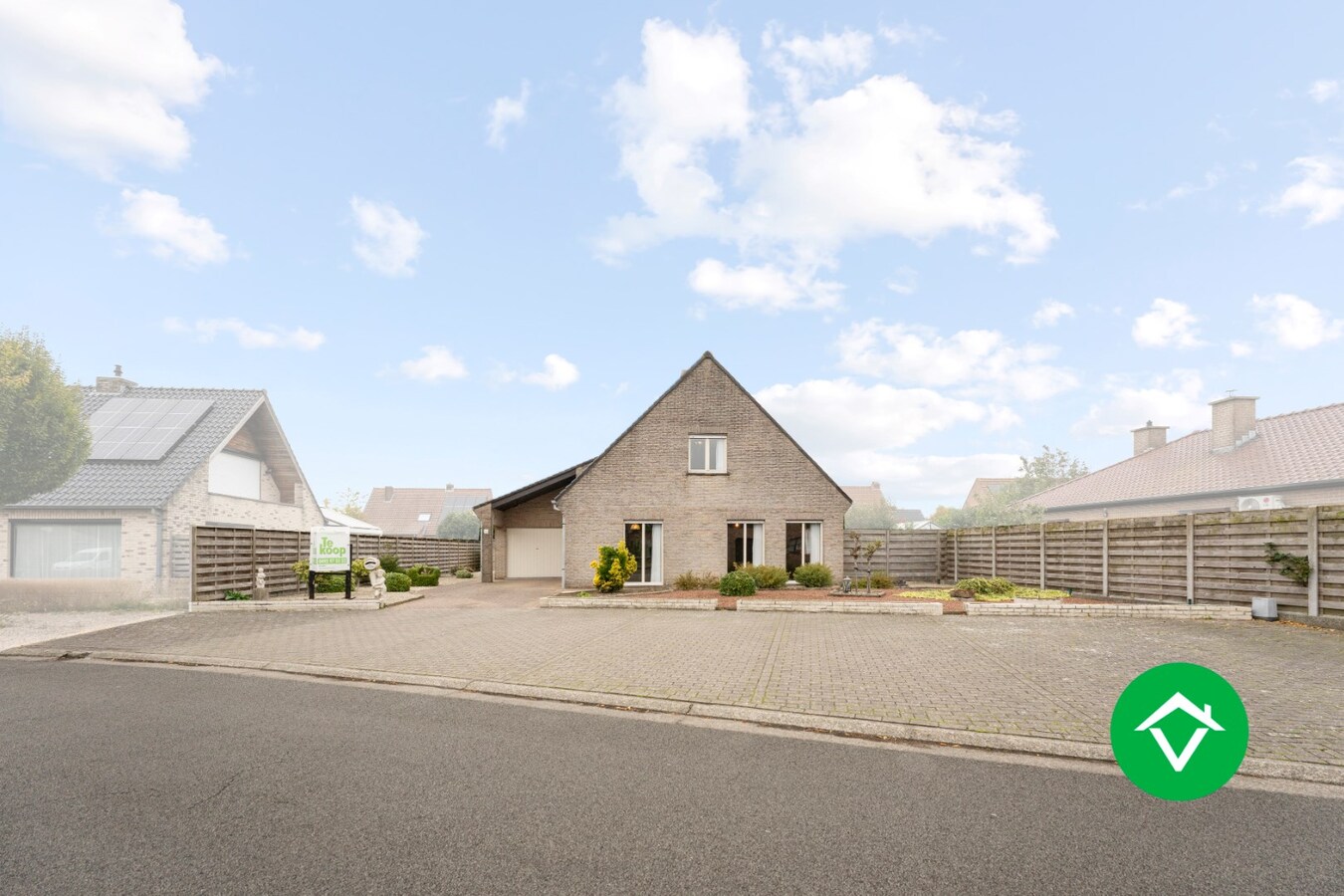 Kloeke woning met 4 slaapkamers in een woonwijk te Ichtegem. 