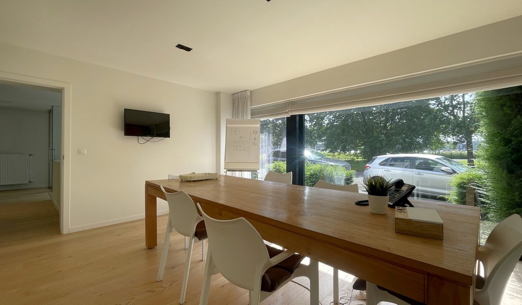 Recent gerenoveerd kantoorgebouw te huur in Mechelen