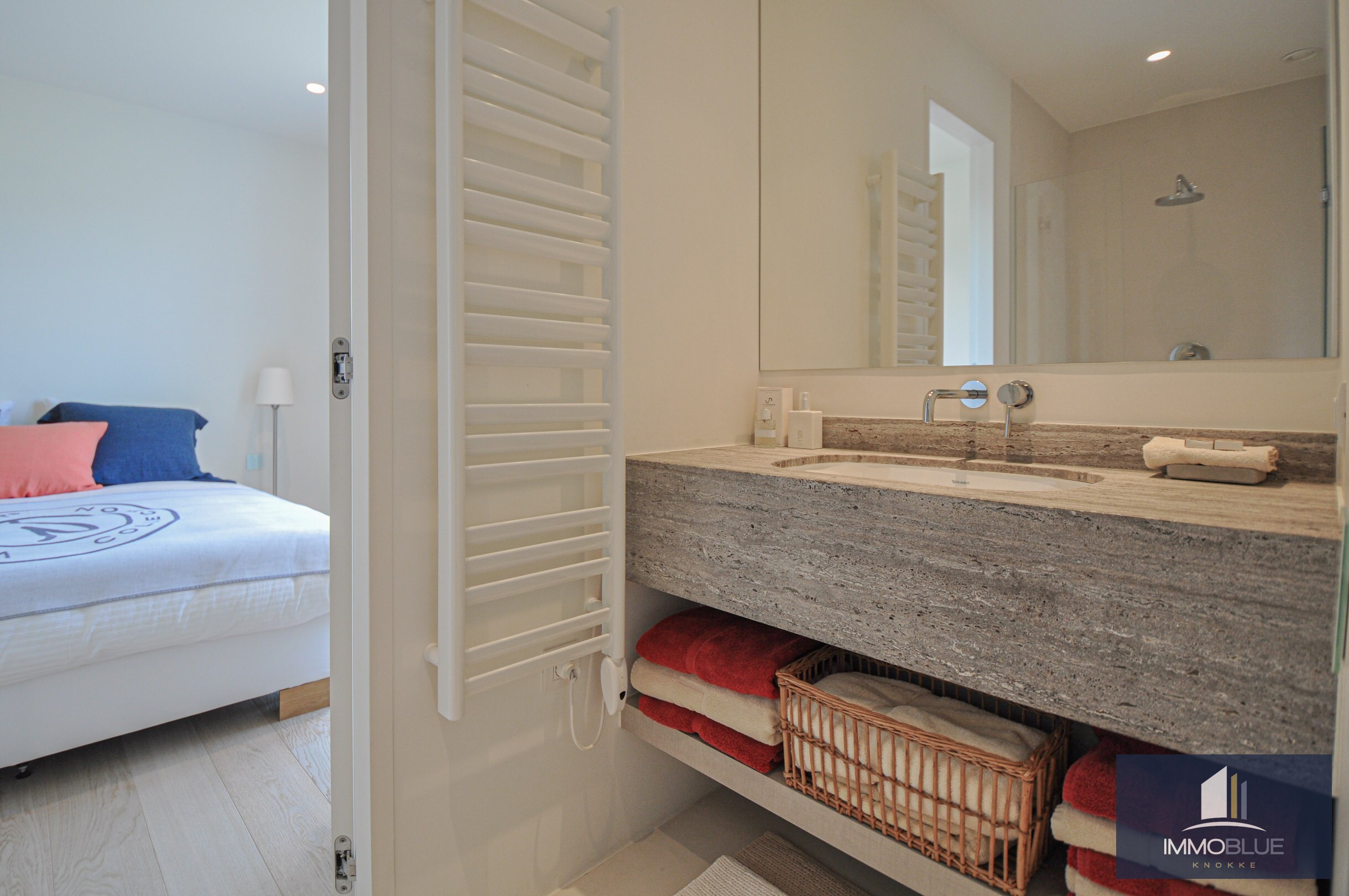 Subliem hoekappartement met ruime terrassen gelegen in het prestigieuze domein Tennis Garden. 