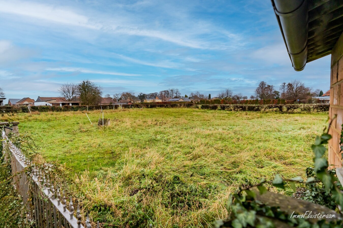 Unieke vierkantshoeve met stalgebouwen op 30a25 te Riemst 