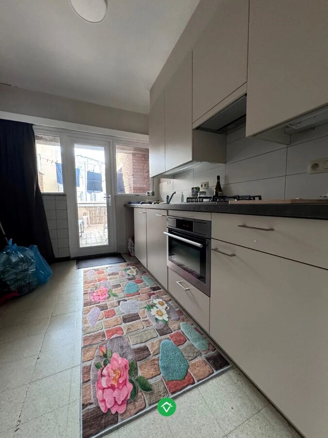 Opbrengsteigendom te koop met ruime garages in Oostende 