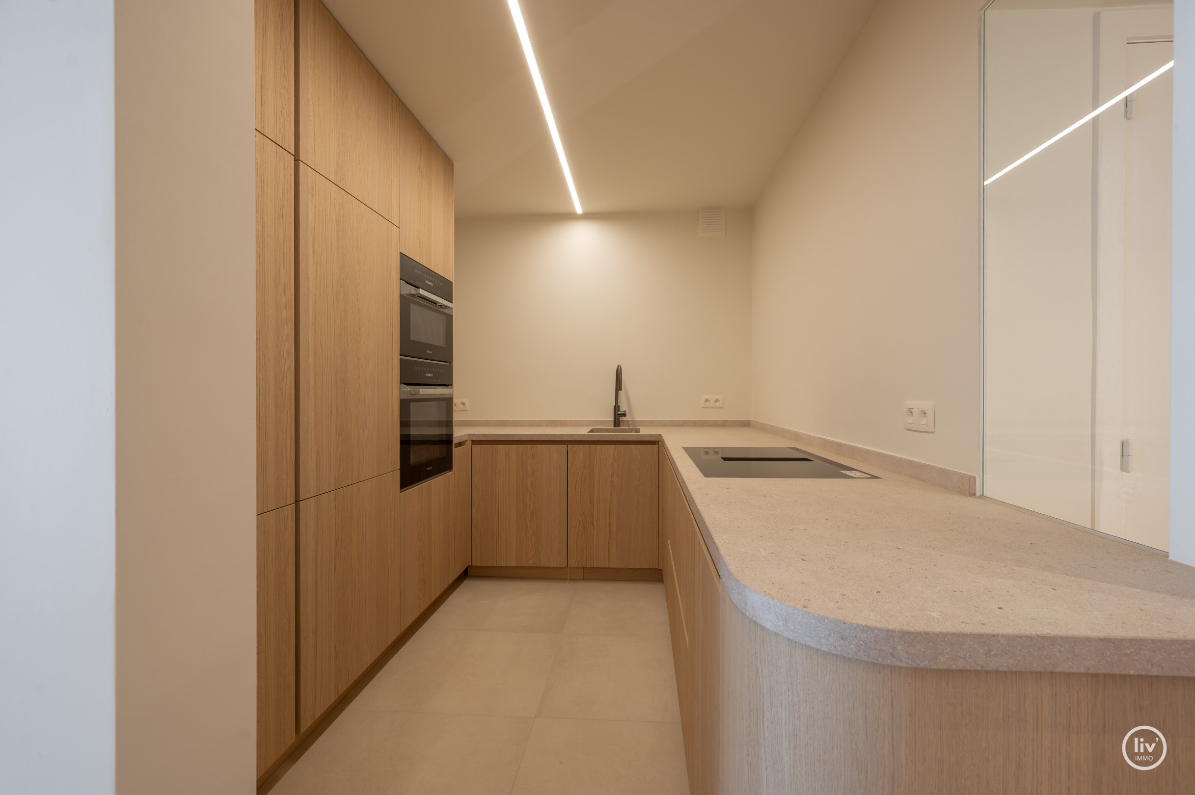 Gezellig gerenoveerd 3 slaapkamerappartement centraal gelegen op de P.Parmentierlaan te Knokke met ruim terras. 