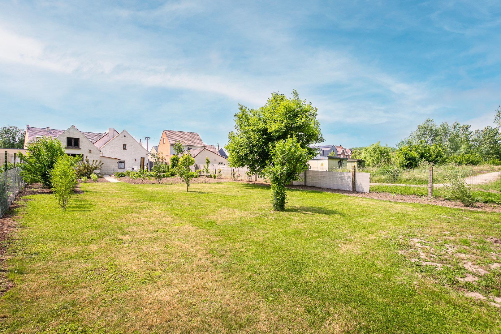 Ruime 4-gevelwoning met 3 slaapkamers, garage en uitbreidingsmogelijkheden (mog. extra slaapkamers,/hobby- of werkruimte) op 9a 39ca 