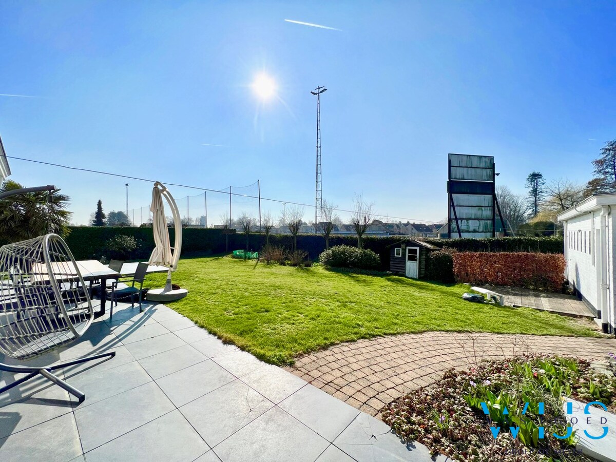 Statig woonhuis op 1104 m&#178; in het centrum van Sleidinge ! 