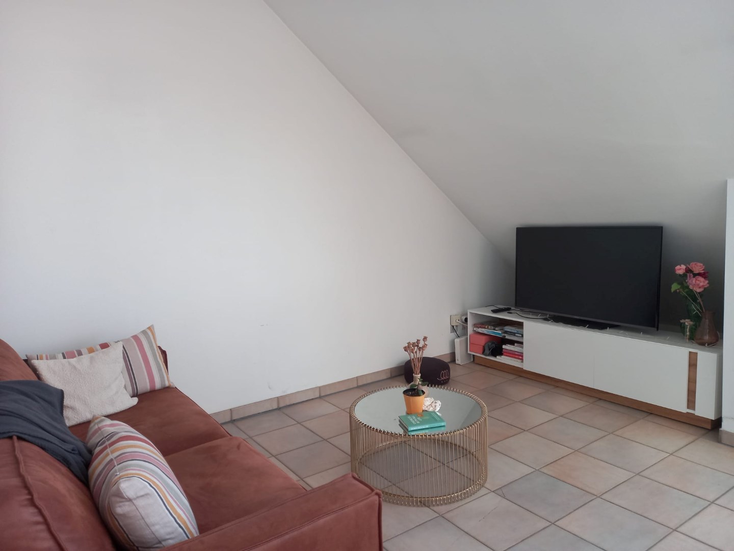 Instapklaar dakappartement met groot terras in het centrum van Geel 