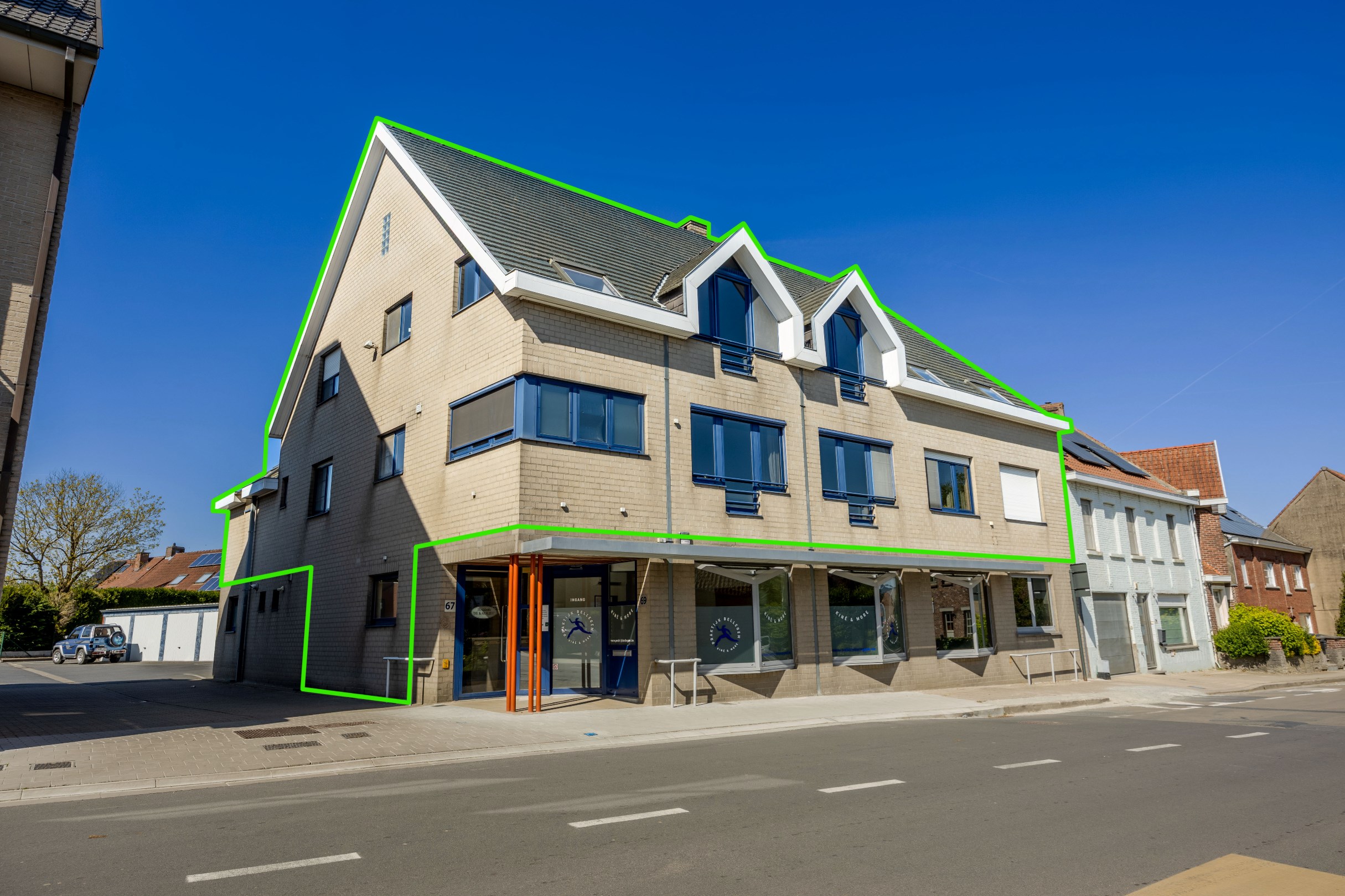 INVESTERINGSEIGENDOM MET 4 APPARTEMENTEN EN 4 GARAGES 
