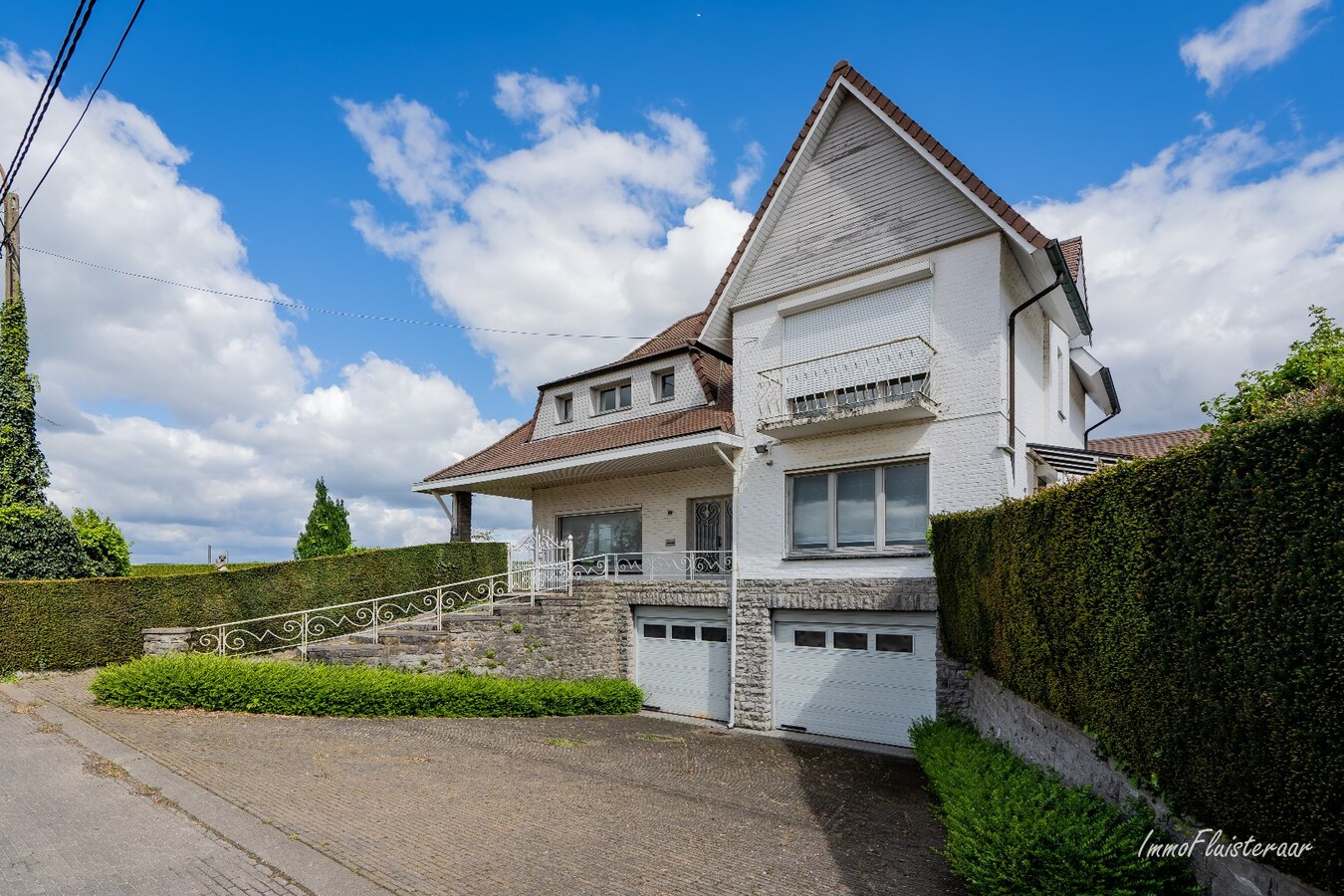 Unieke eigendom met twee ruime woningen op een perceel van ca. 35 are te Bilzen 