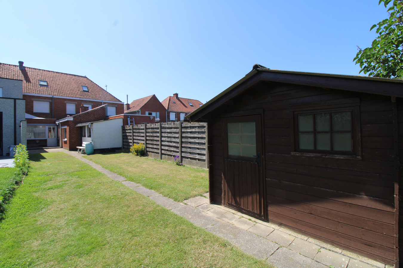 Rijwoning met 3 slaapkamers en tuin met uitweg te Roeselare 