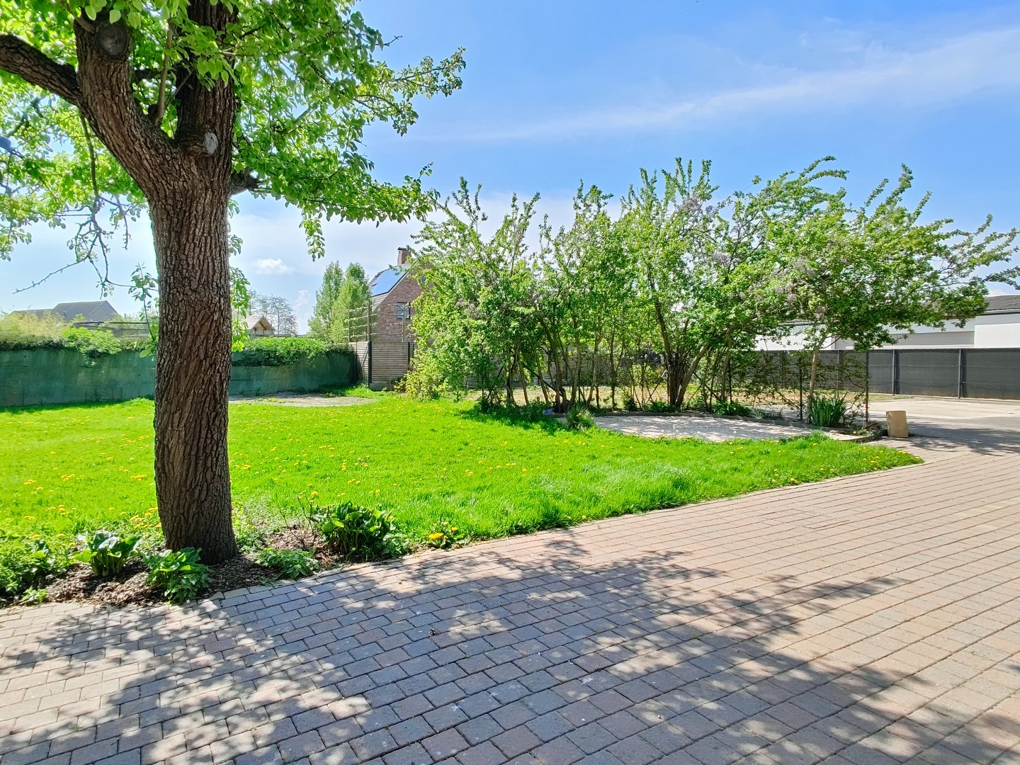 Ruime villa met loods op 1.689 m&#178; – zuidgerichte tuin en tal van mogelijkheden 