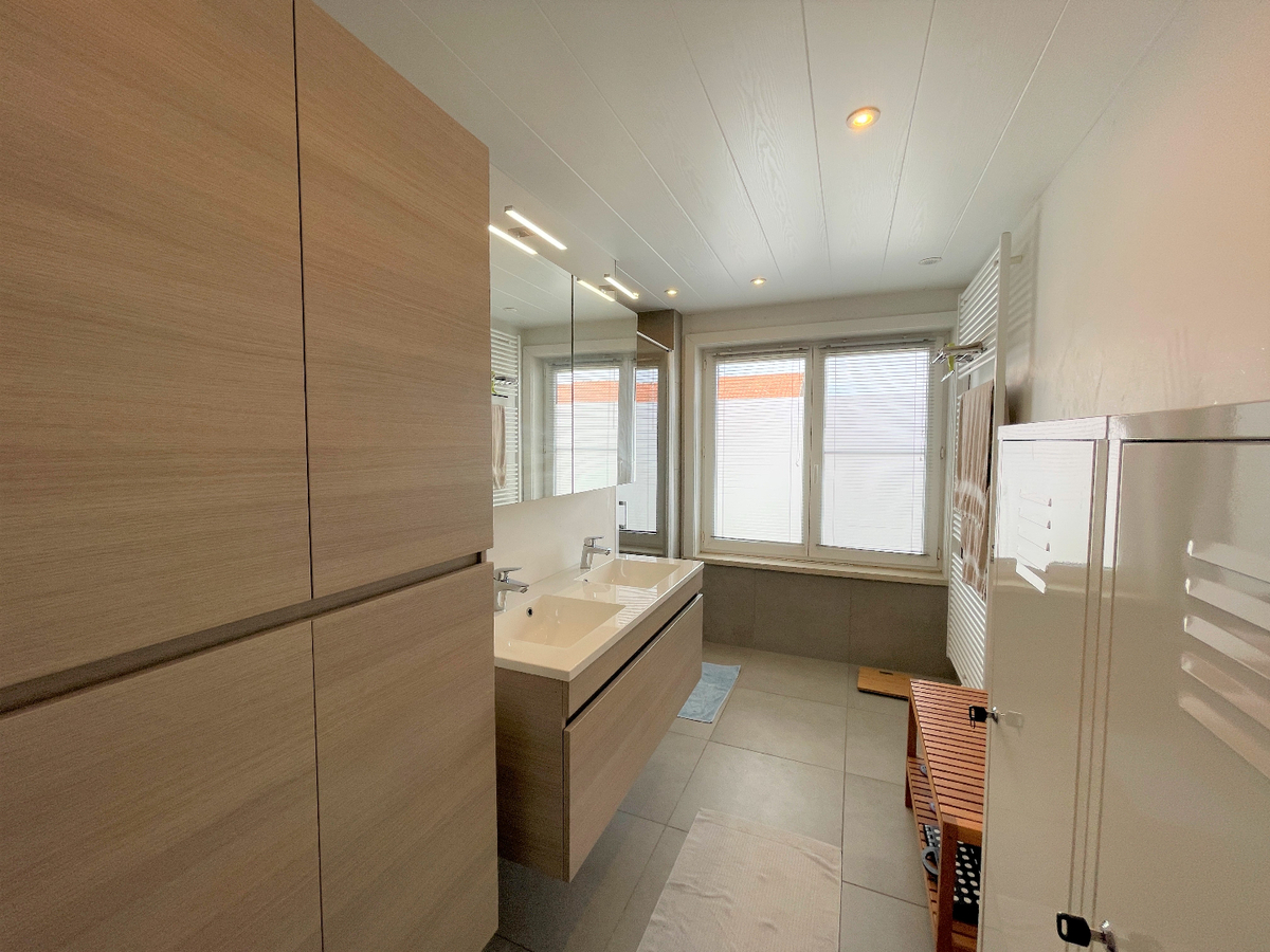 Ruime half-open bebouwing met 3 slaapkamers in een rustige woonwijk te Torhout 