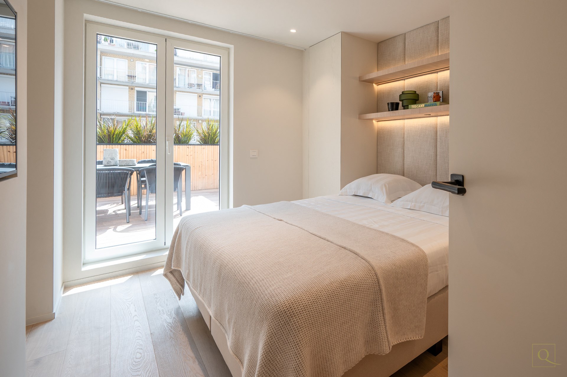 Appartement de luxe &#233;l&#233;gamment r&#233;nov&#233; avec deux terrasses ensoleill&#233;es &#224; proximit&#233; de la plage et des commerces. 
