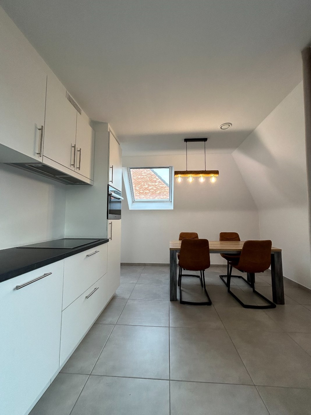 Recent, instapklaar appartement (75 m&#178;) met 2 slaapkamers in vrijstaande, kleinschalige residentie + autostaanplaats 
