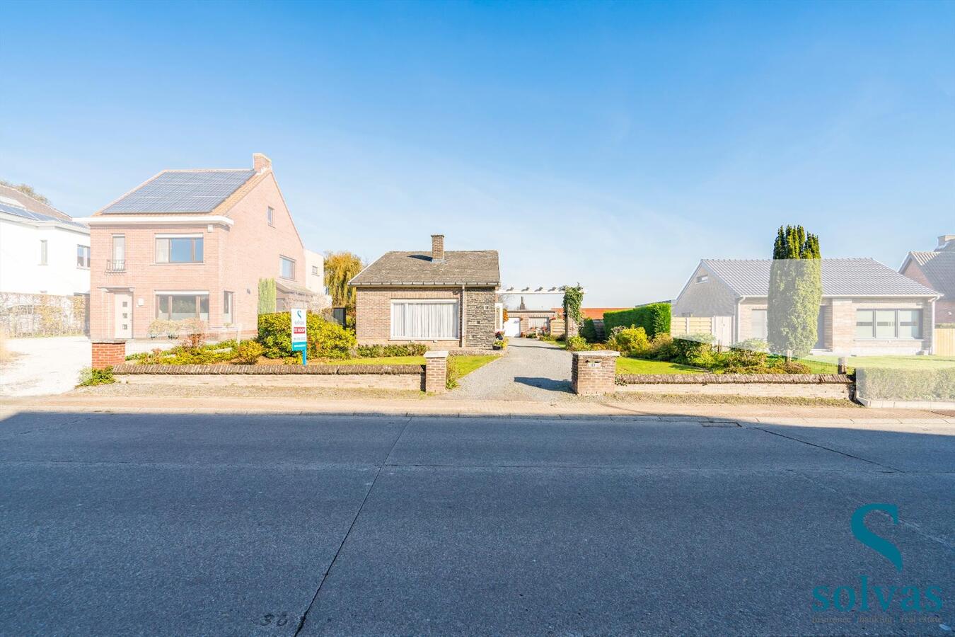 Te renoveren bungalow, centraal gelegen, met 2 slaapkamers! 