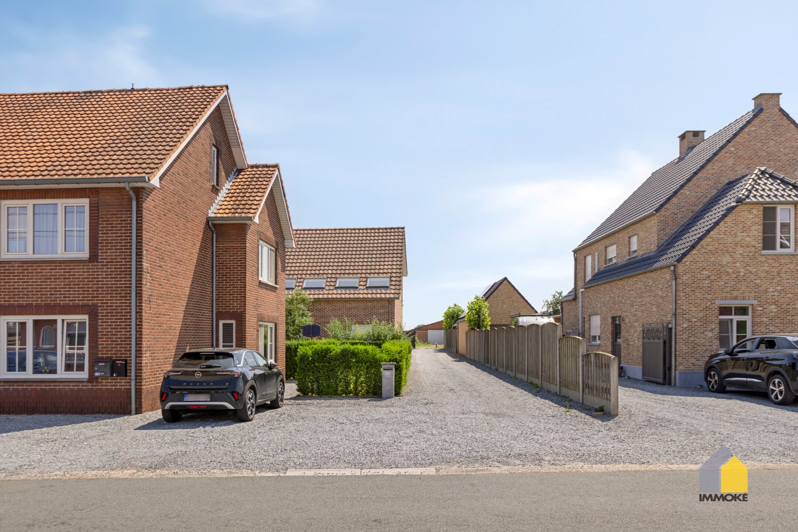 Halfvrijstaande woning met 3 slpks en grote polyvalente ruimte op perceel van 5 a 25 ca. 