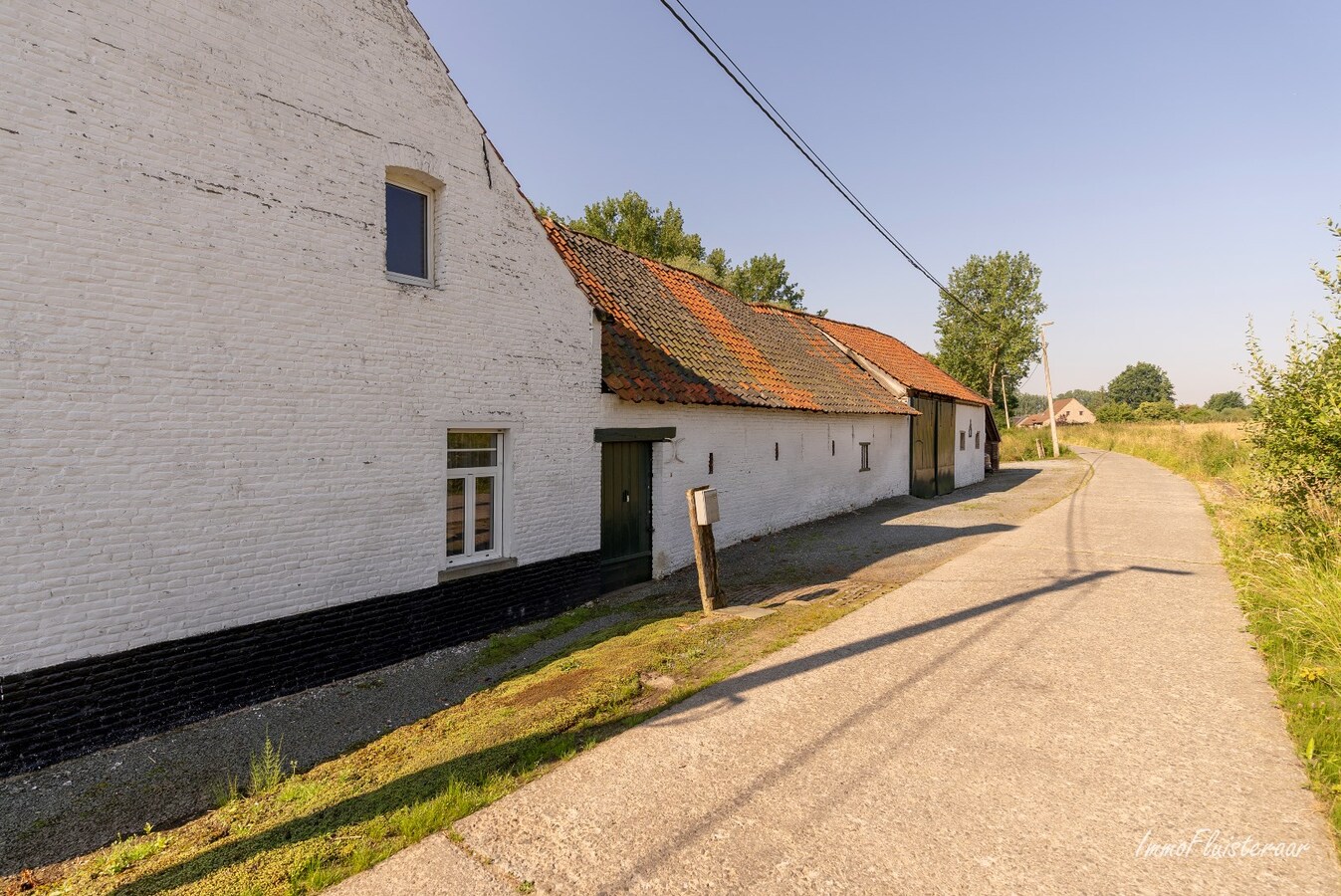 Idyllisch gelegen te renoveren vierkantshoeve met bijgebouwen 