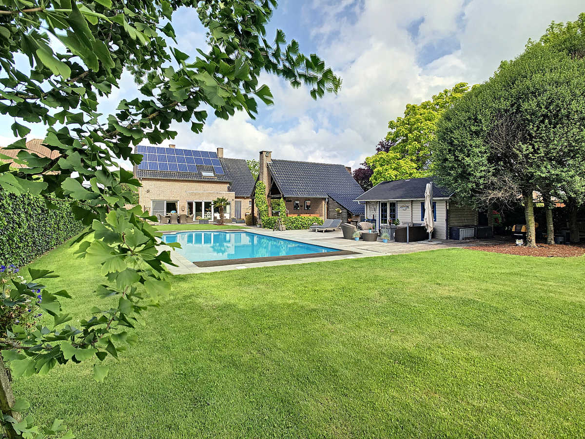 Landelijk gelegen vrijstaande villa met garage, zwembad met poolhouse en een schitterend aangelegde tuin. 