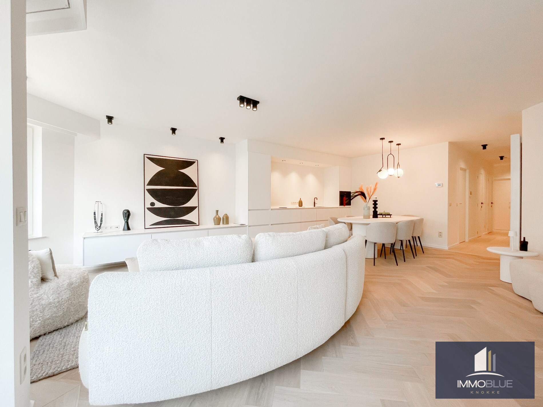 Volledig gerenoveerd lichtrijk appartement met een mooi zijdelings zeezicht, gelegen nabij het Driehoeksplein. 