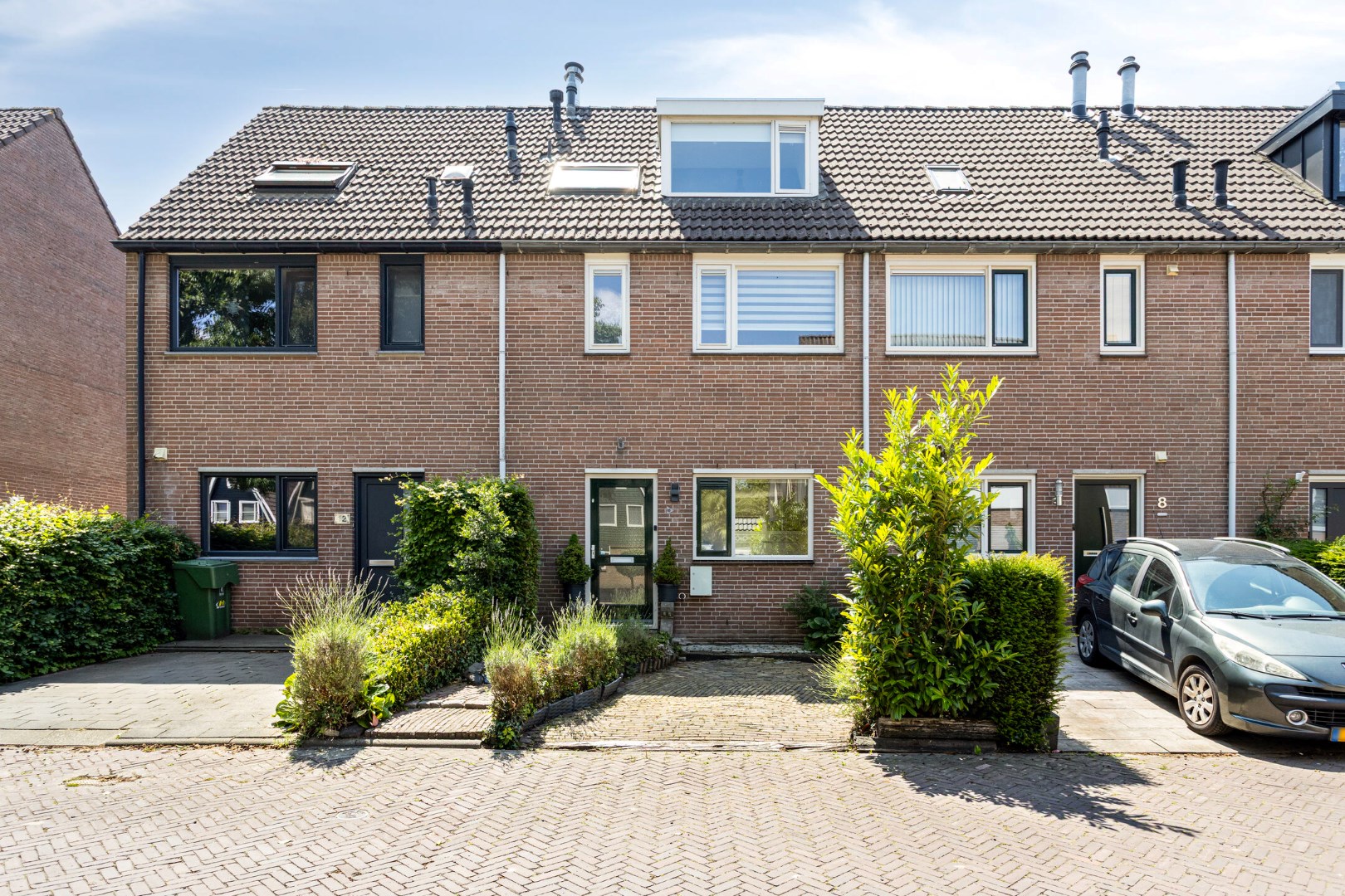 Ruime eengezinswoning met vijf kamers, parkeerplaats, twee dakkapellen en zonnige tuin op het zuiden 