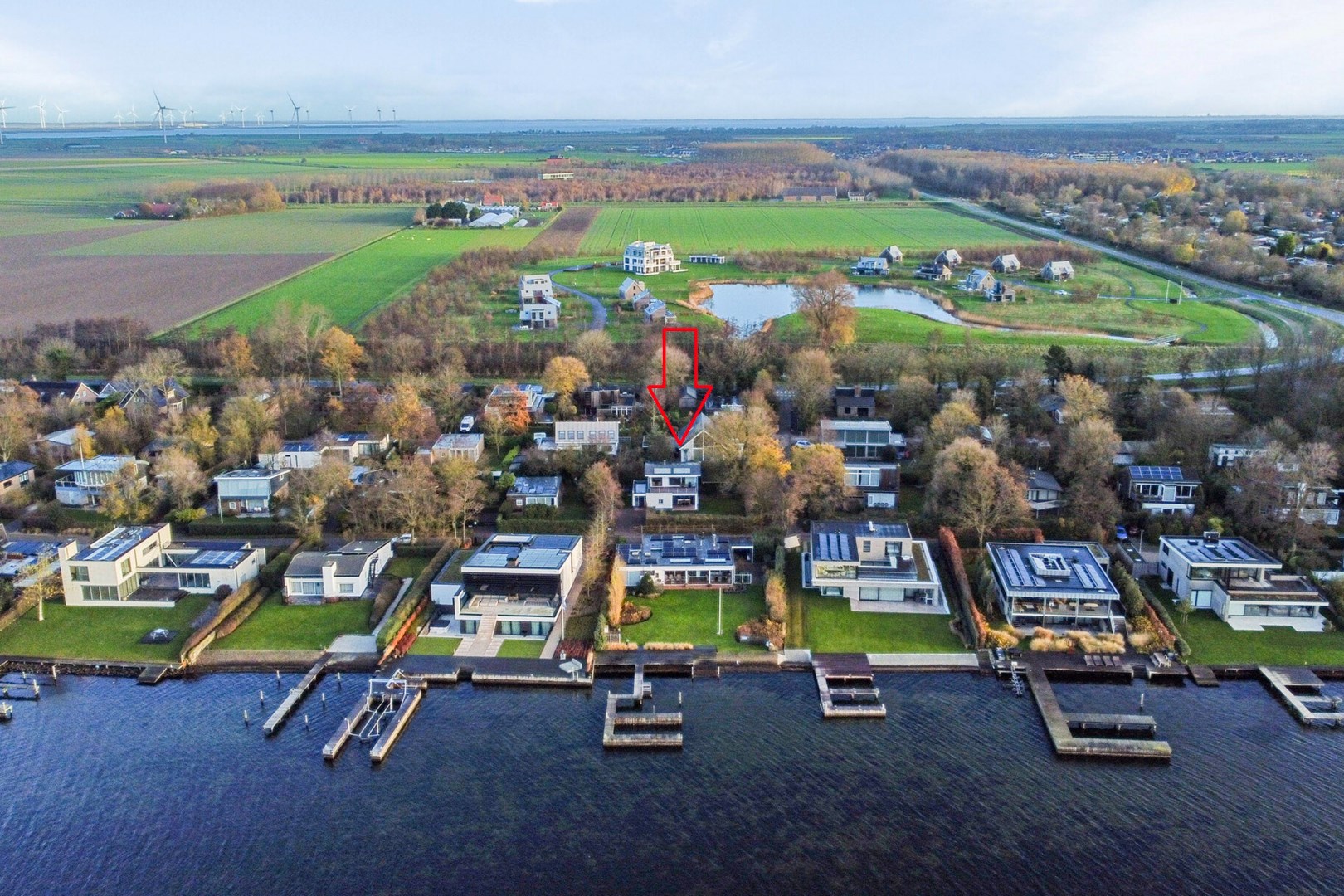 T.A. Makelaardij biedt aan:  Reigerlaan 10 te Kamperland; moderne architectonische vrijstaande villa met extra brede vrijstaande garage en royale private tuin rondom. 