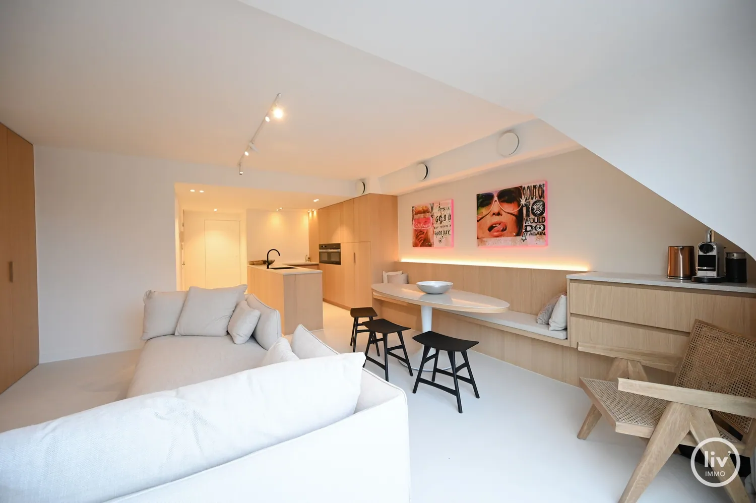 Duplex magnifique entièrement rénové avec 3 chambres à coucher pour un lit double et 3 salles de bains.
Terrasse spacieuse devant et à l'arrière. Très bien situé au calme, mais quand même à quelques p