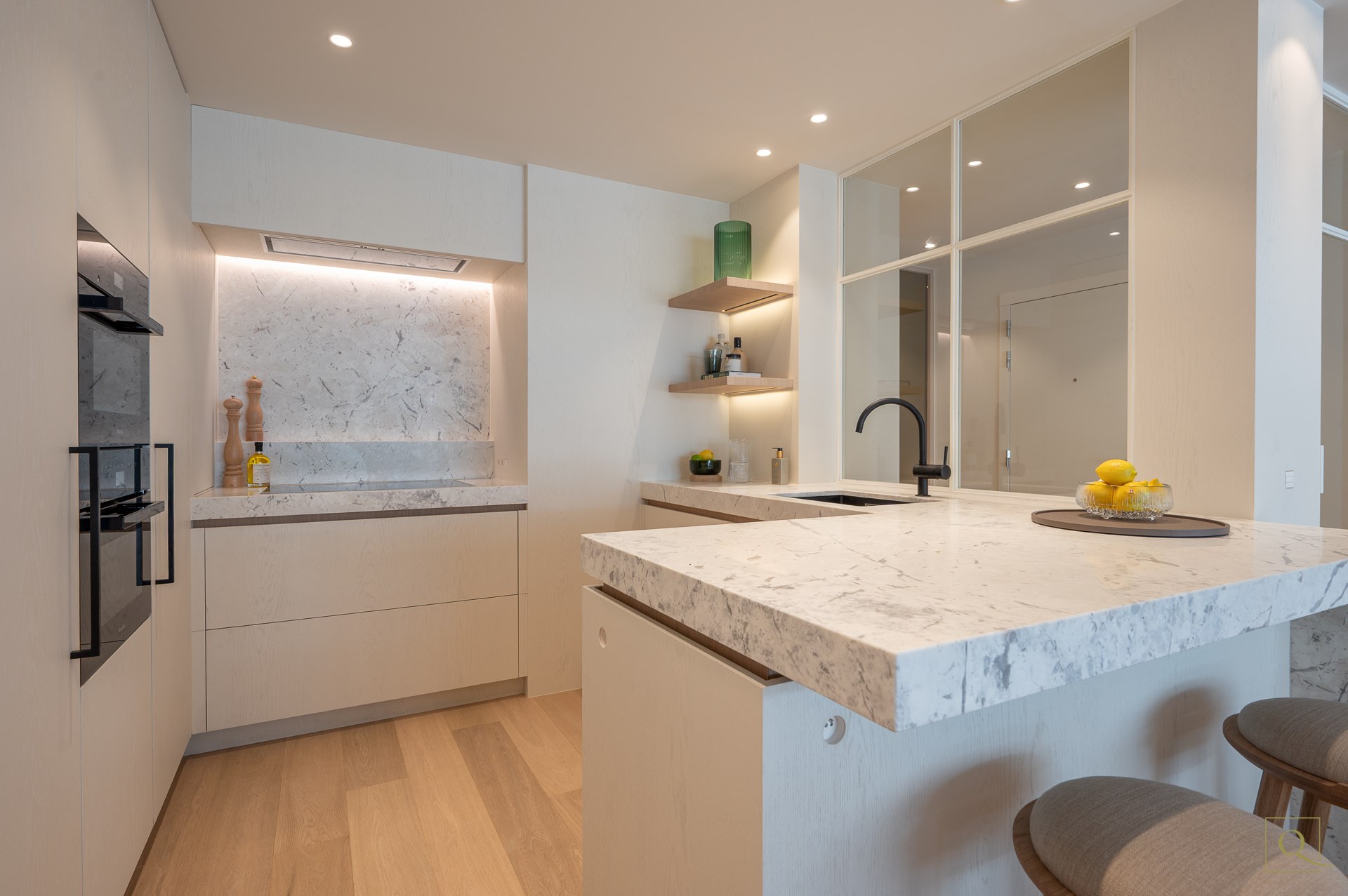 Appartement de luxe &#233;l&#233;gamment r&#233;nov&#233; avec deux terrasses ensoleill&#233;es &#224; proximit&#233; de la plage et des commerces. 