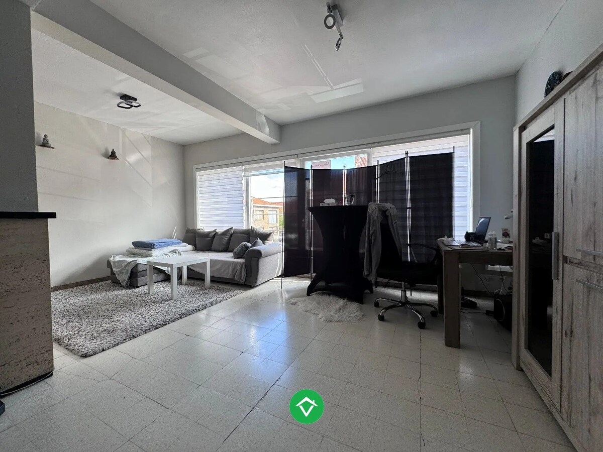 Opbrengsteigendom te koop met ruime garages in Oostende 