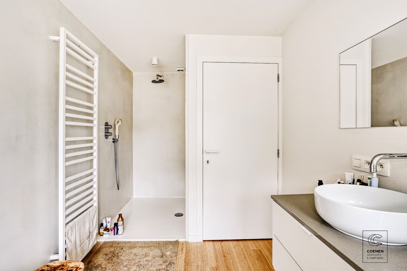 Prachtig volledig gerenoveerde woning met 3 slaapkamers op een TOPlocatie te Schilde! 